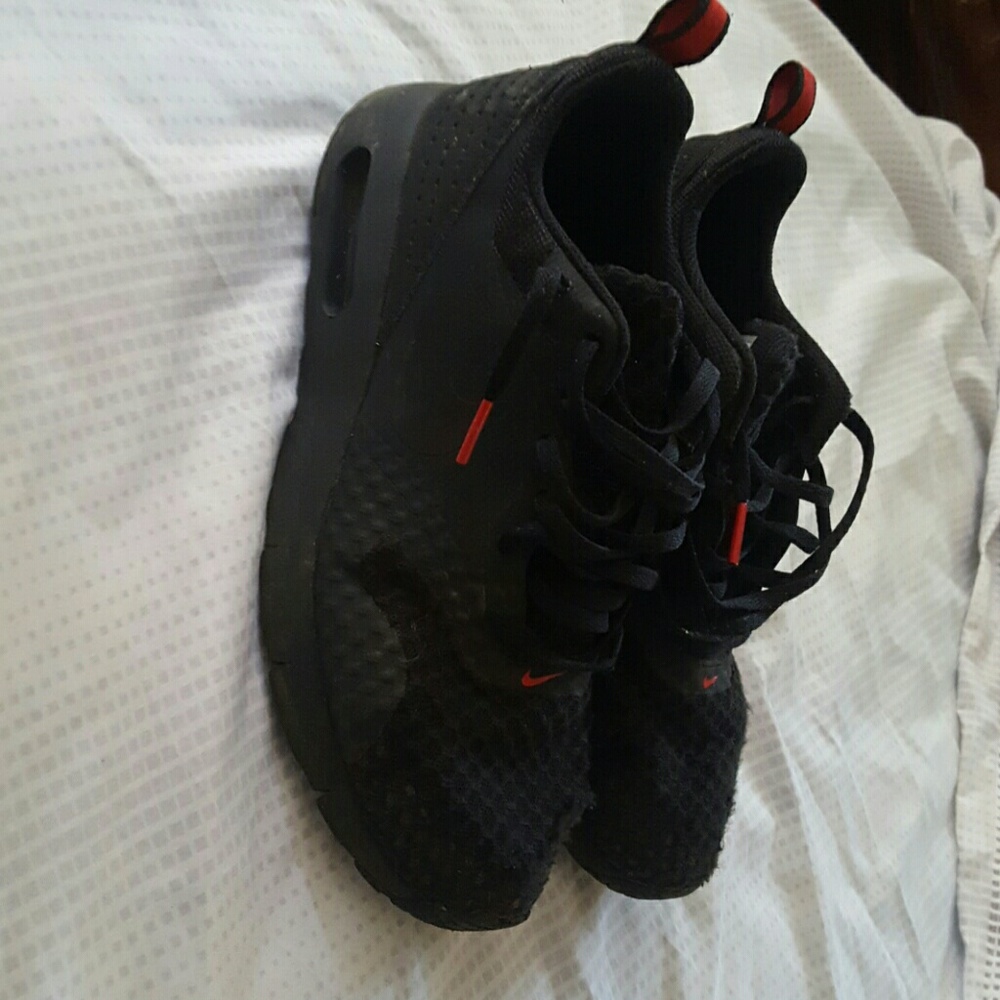 Pair Nike black red air nikes sneakers shoes size6